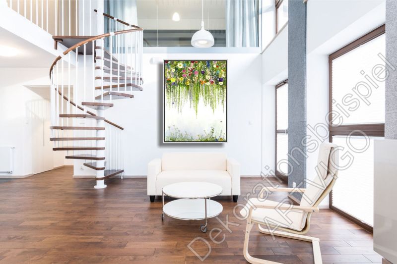Treppenhaus mit einem fröhlichen Wandbild mit Blumen im Schattenfugen Rahmen