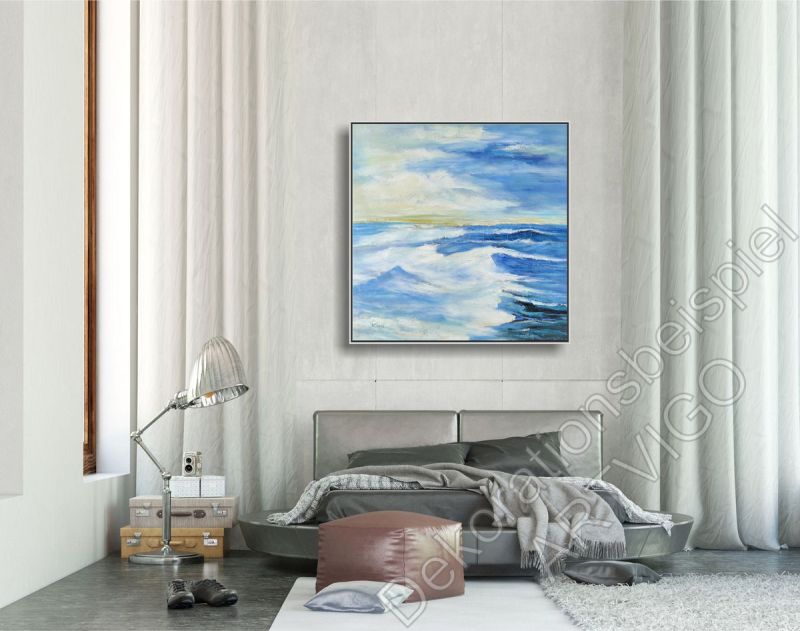 Loft mit heller Wand. Als Dekoration ein Bild vom Meer im Schattenfugenrahmen