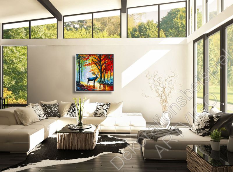 Heller Wintergaten mit Sofa vor einer hellen Wand. Dekorationsbeispiel ein eingerahmtes Bild Hirsch