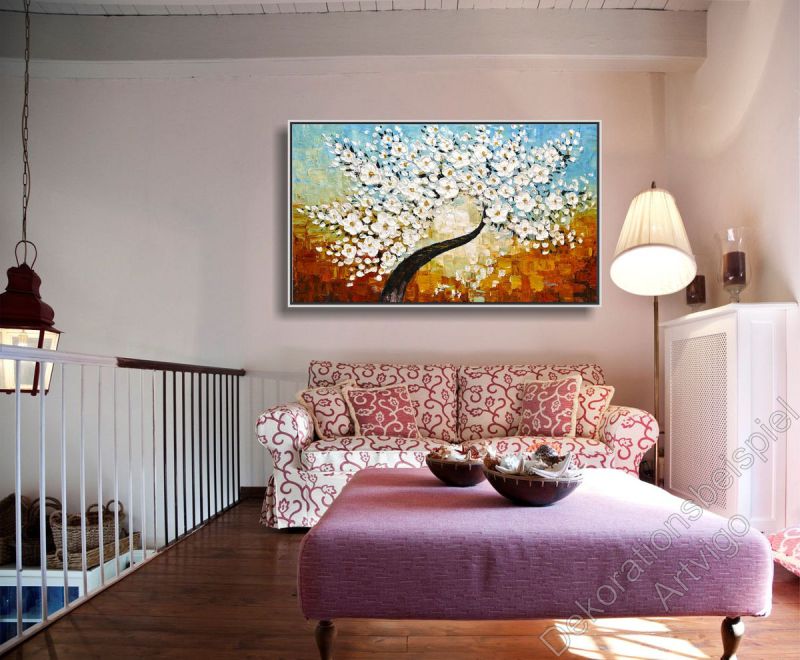 Helles Wohnzimmer mit Wohlfühlecke. An der Wand Kirschblüte, modern gemalt.