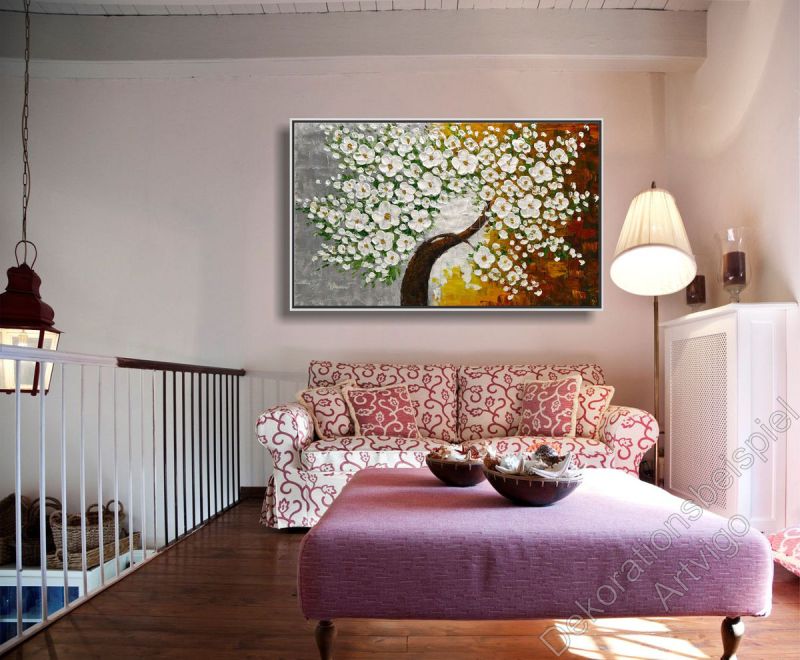 Helles Wohnzimmer mit Wohlfühlecke. An der Wand Kirschblüte, modern gemalt.