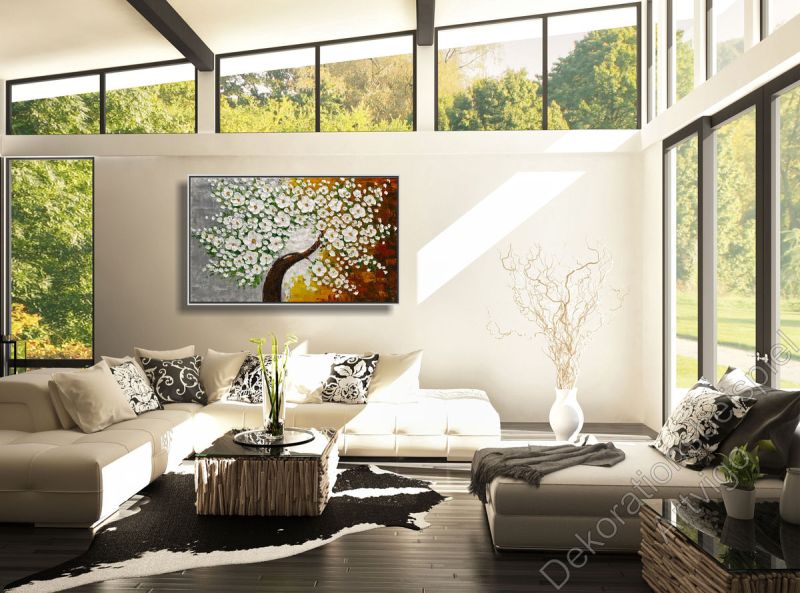 Wintergarten mit Sofa vor einer hellen Wand. Dekorationsbeispiel ein eingerahmtes Bild Kirschblüte