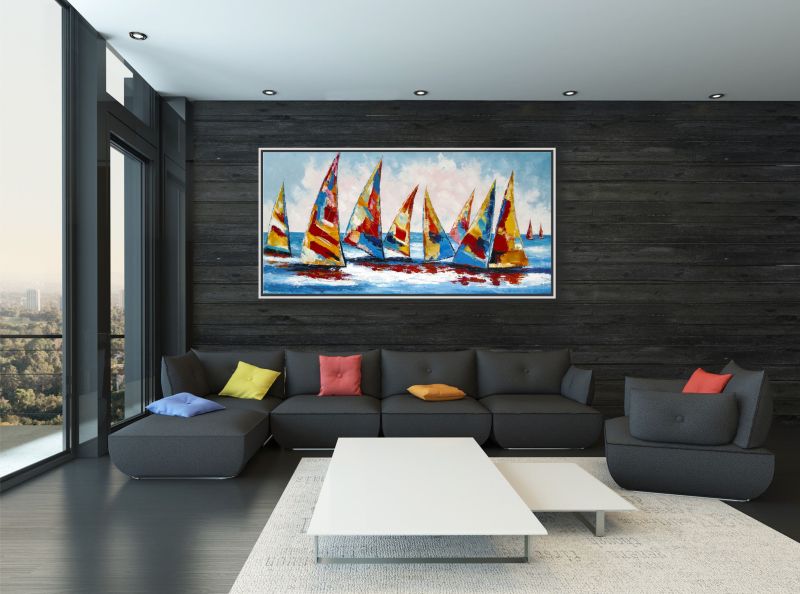 Wohnzimmer mit einem abstrakten, fröhlichen Wandbild mit Segelbooten im Schattenfugenrahmen
