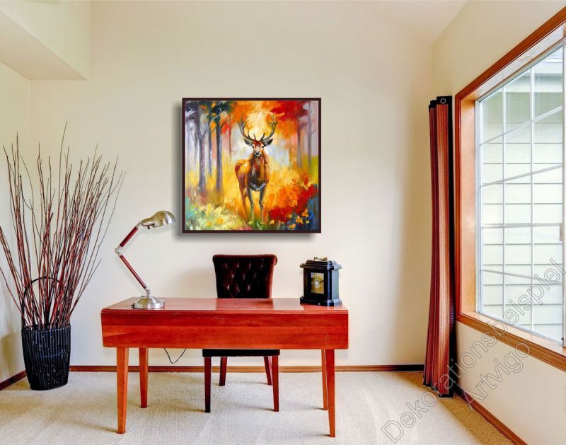 Helles Wohnzimmer mit Komode. An der Wand hängt ein Hirsch mit Geweih, modern gemalt.