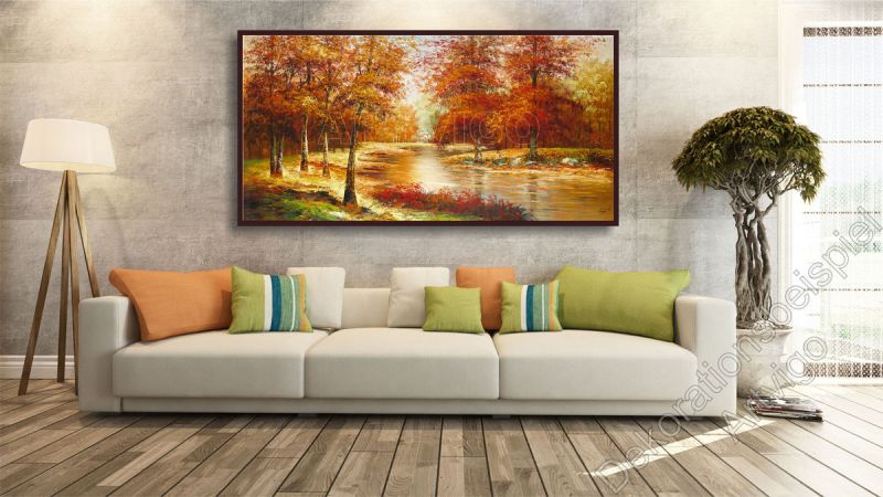 Stilvolles Wohnzimmer. Zur Dekoration hängt ein original Bild. Landschaft mit kräftigen Farben im Bilderrrahmen