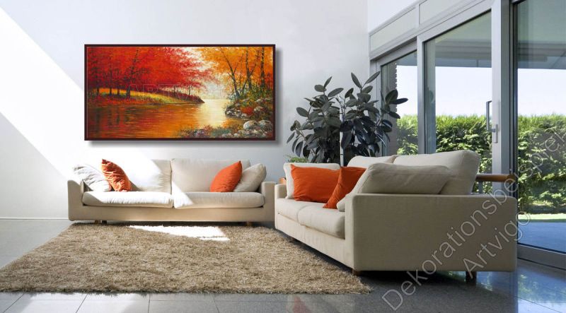 Helle Wohnung Wohnzimmer. An der Wand hängt ein schönes Landschaftsgemälde Wald mit Fluss