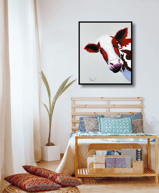 Dekoration Wohnung. Helle Wand mit einem echten Bild mit brauner Kuh