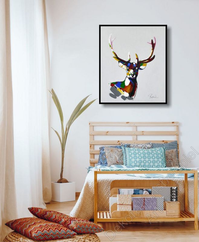 Dekoration Wohnung. Helle Wand mit einem echten Bild mit Hirsch
