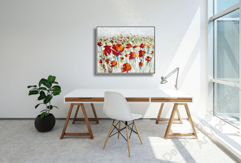 Stylishes Arbeitszimmer. Zur Dekoration hängt ein Mohn Bild Schattenfugenrahmen über dem Schreibtisch