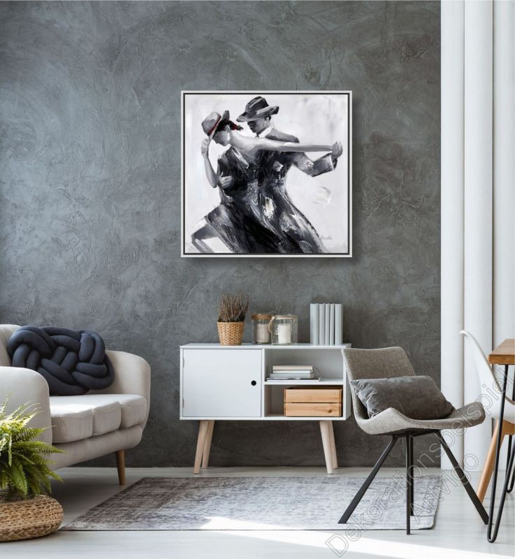 Dekoration Wohnung. Dunkle Wand mit einem echten Bild tanzendem Paar
