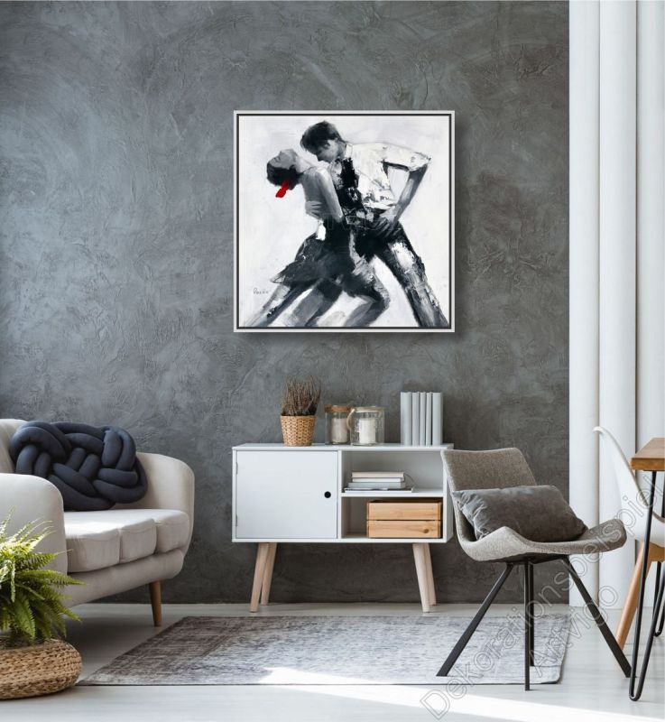 Dekoration Wohnung. Dunkle Wand mit einem echten Bild tanzendem Paar